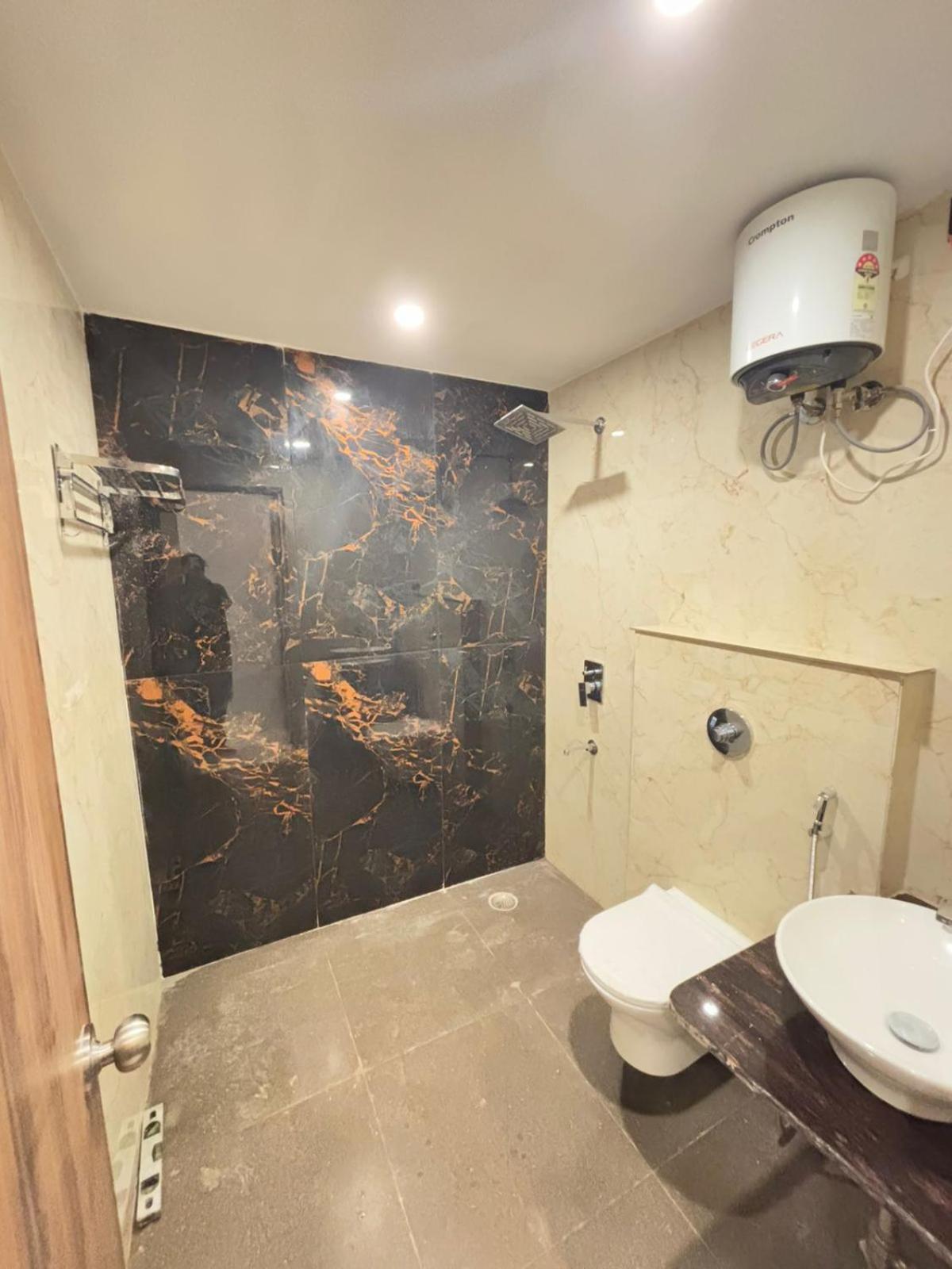 Hotel Omkar Palace Ayodhya Екстериор снимка