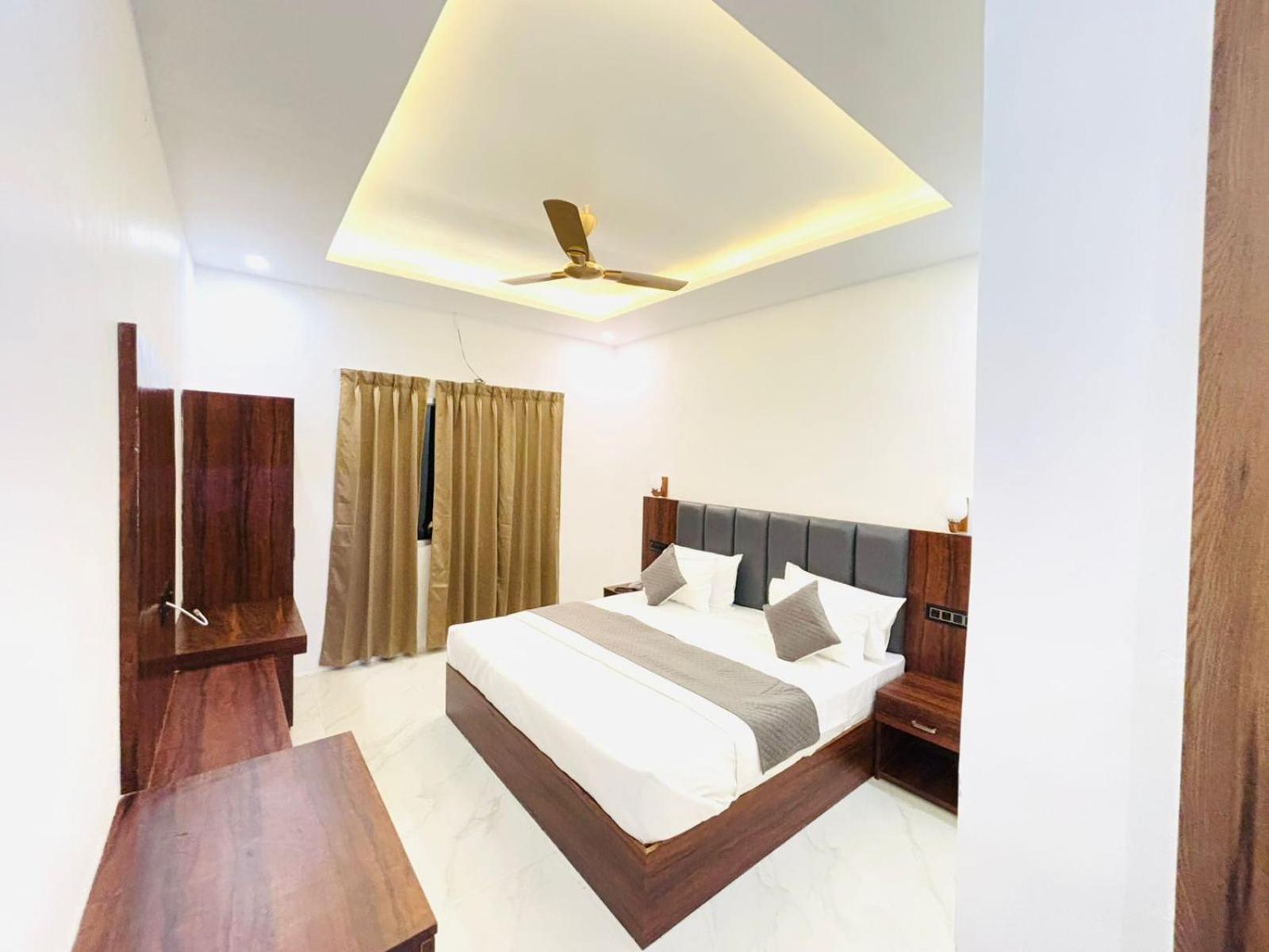Hotel Omkar Palace Ayodhya Екстериор снимка