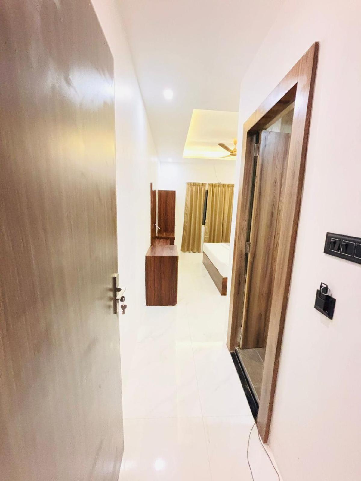 Hotel Omkar Palace Ayodhya Екстериор снимка