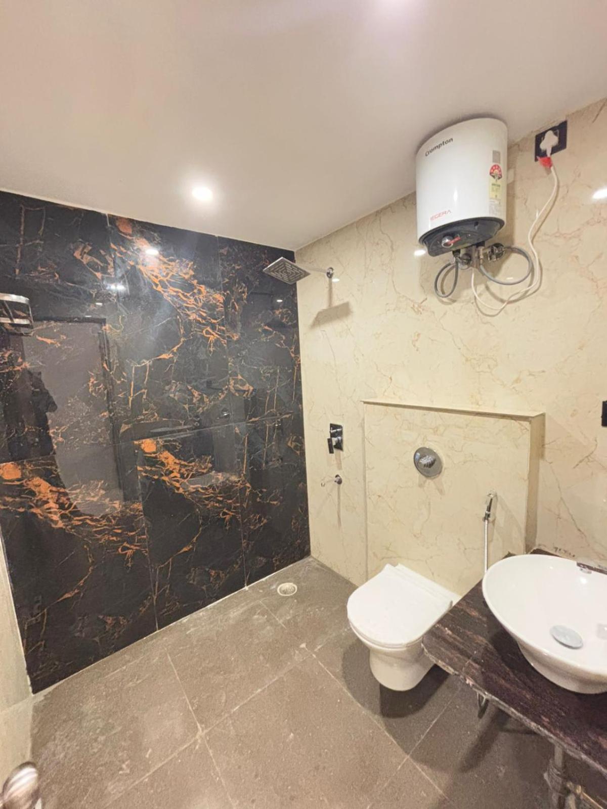Hotel Omkar Palace Ayodhya Екстериор снимка