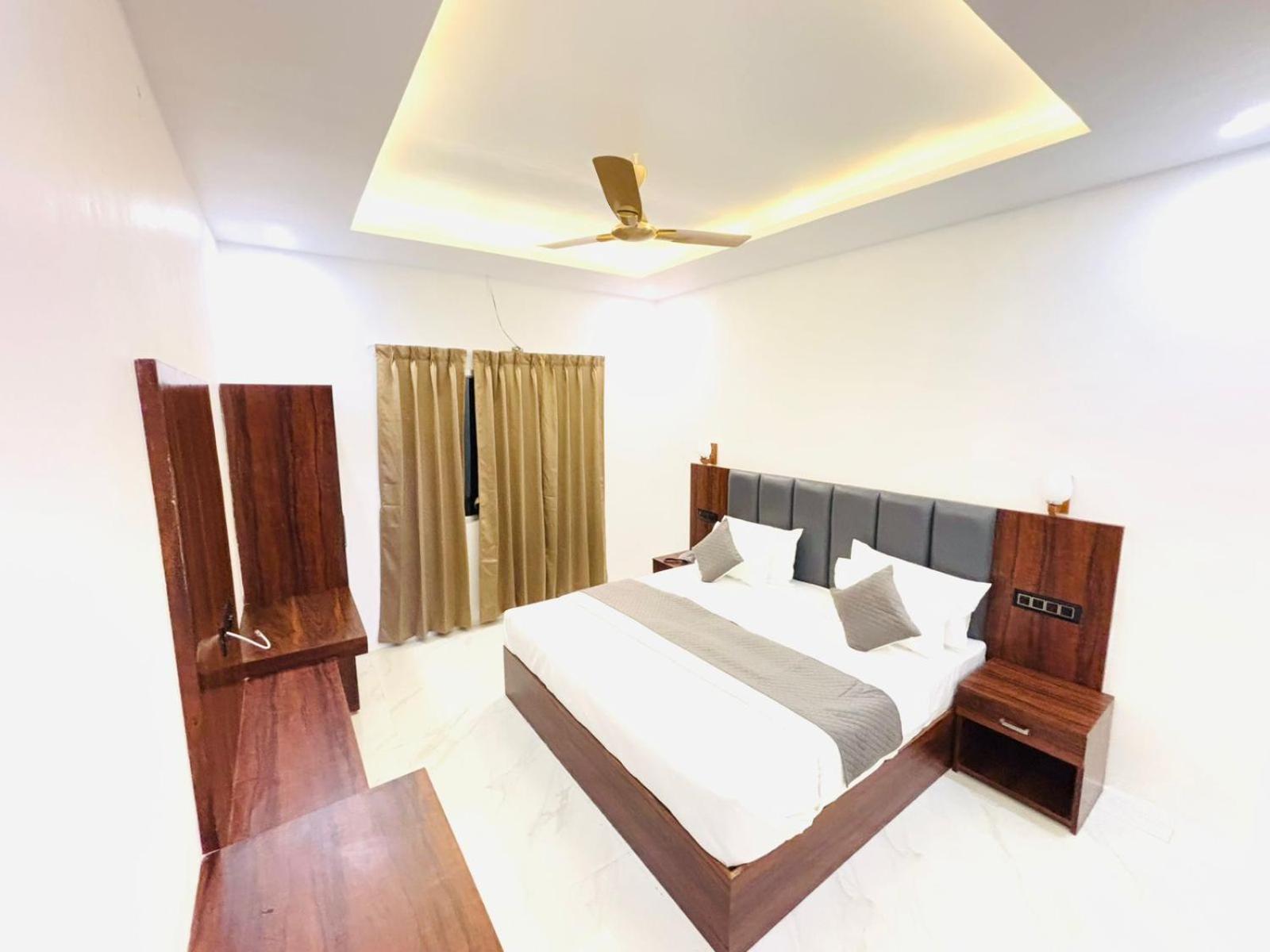 Hotel Omkar Palace Ayodhya Екстериор снимка