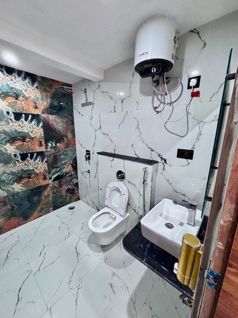 Hotel Omkar Palace Ayodhya Екстериор снимка