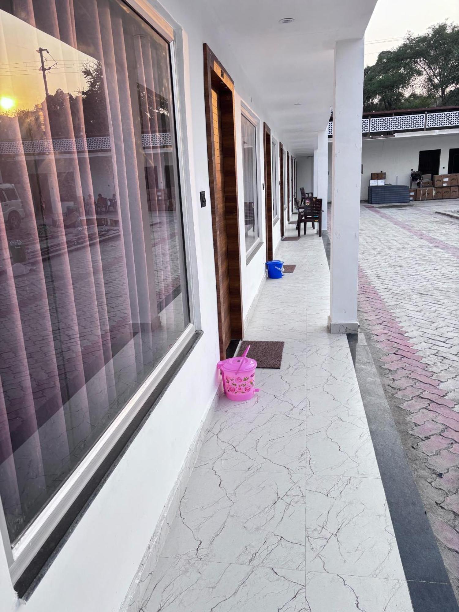 Hotel Omkar Palace Ayodhya Екстериор снимка
